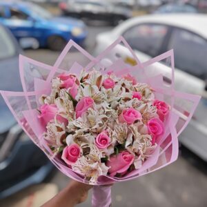 Alternative view of Ramo con Rosas rosadas