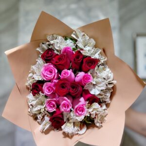 Ramo buchon pequeño de rosas rojas y rosadas