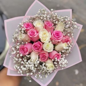Ramo de rosas rosadas y blancas para novia