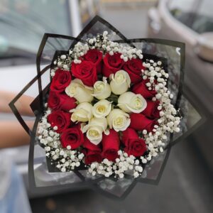 Ramo de rosas rojas y blancas