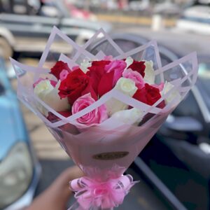 Alternative view of Ramo de rosas colores