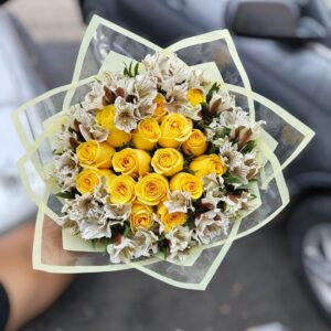Ramo de rosas amarillas con tonos blancos